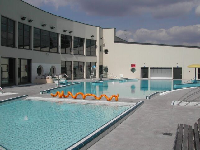 Les bassins extérieurs de la piscine de Redon. Les bassins extérieurs de la piscine de Redon.