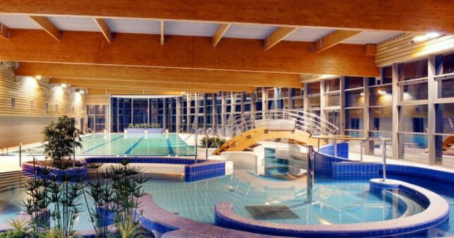 Les bassins intérieurs de la piscine Sancy'O à La Bourboule