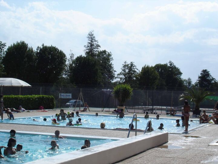 Les deux bassins de la piscine à Charlieu Les deux bassins de la piscine à Charlieu