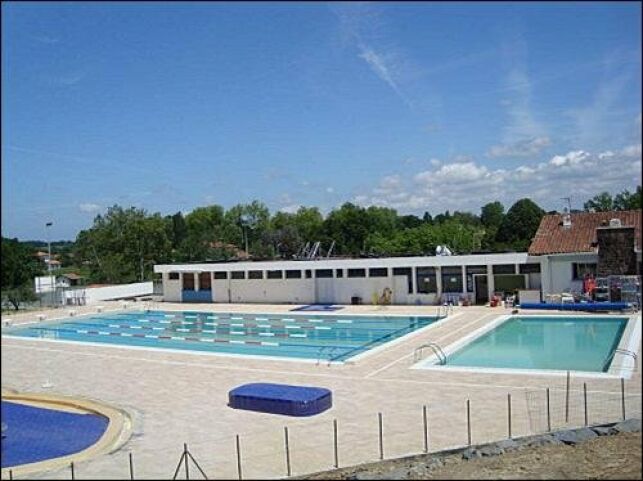 Les deux bassins de la piscine de Cambo les Bains