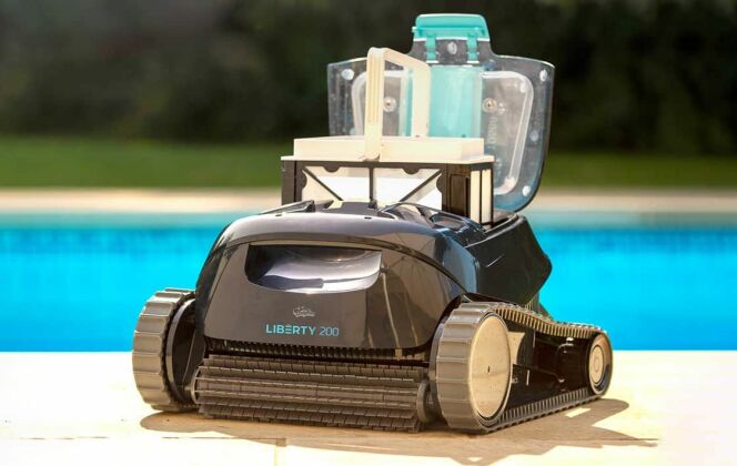 Optez pour le tout nouveau robot Dolphin Liberty 200 pour un nettoyage optimal de votre piscine © Dolphin par Maytronics