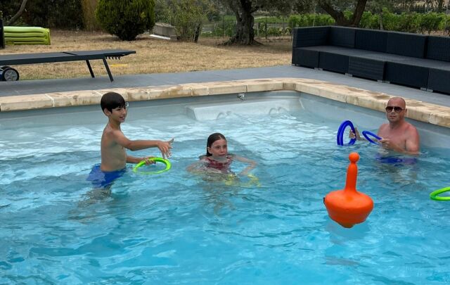 Nouveauté Zodiac® 2023 : robot de piscine sans fil FREERIDER™, la  performance en toute liberté