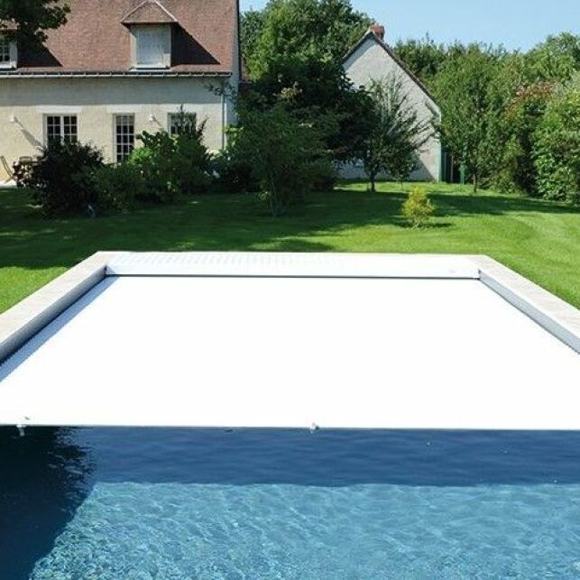 Un volet de piscine automatique solaire
