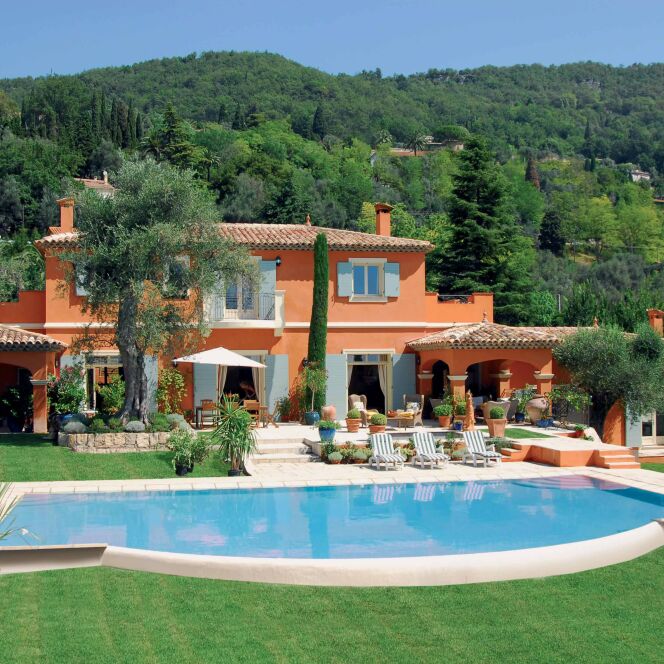 Maison provençale luxueuse avec piscine à débordement © L'Esprit Piscine