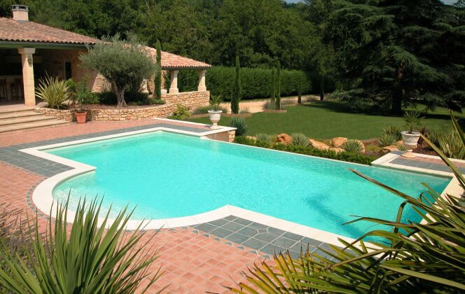 Maison provençale avec piscine à débordement et escalier arrondi  © L'Esprit Piscine