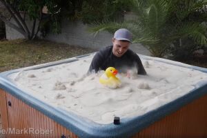 Il s’immerge dans un spa rempli de…sable&nbsp;?