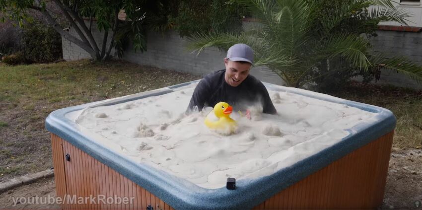 Mark Rober s'immerge dans un spa rempli de sable !&nbsp;&nbsp;