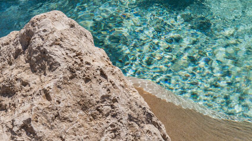 Les piscines lagons sont conçues en béton et recouverte de résine en époxy et sable.&nbsp;&nbsp;