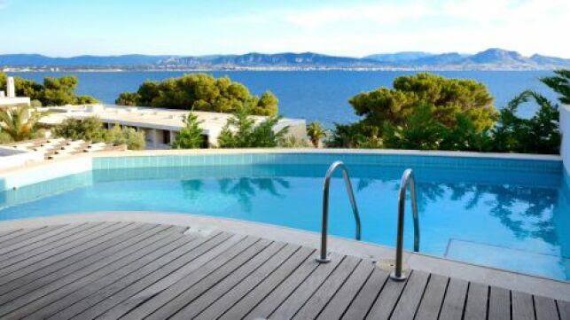 Pour le matériel de piscine, privilégiez la qualité et la sécurité avant tout.