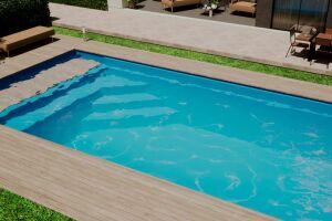 Nouveauté Mediester : une piscine coque avec couverture et caillebotis immergés