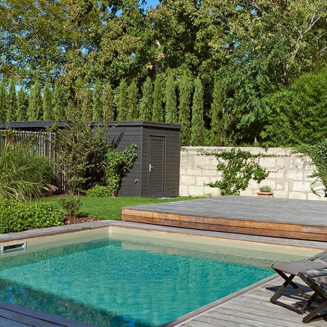 Avec sa solution de fermeture ingénieuse, la mini piscine carré vous fera gagner de la place sur votre terrasse.