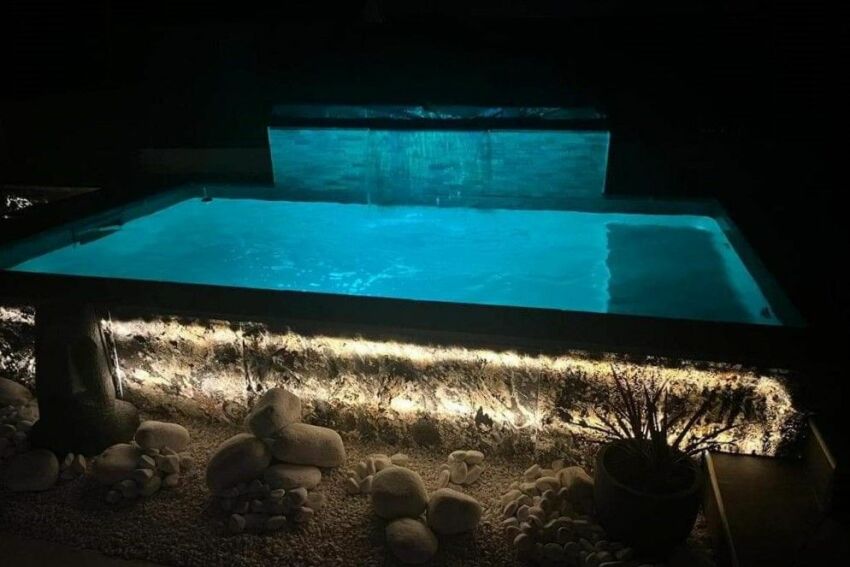 Une mini piscine éclairée avec cascade&nbsp;&nbsp;