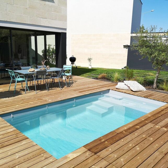 Personnalisez votre piscine citadine pour qu'elle s'intègre parfaitement à votre terrasse.