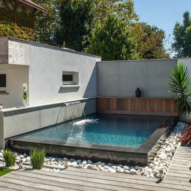 Très design et moderne, la mini piscine en béton à débordement met en avant vos aménagements extérieurs.