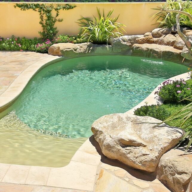 Avec sa forme plus traditionnelle, succombez au charme de cette mini piscine suréquipée.