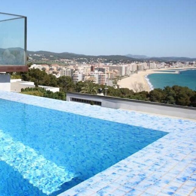 Une piscine avec revêtement mosaïque éclatant pour une eau vive