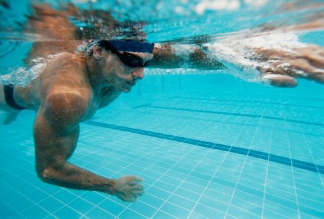 Muscler ses bras grâce à la natation