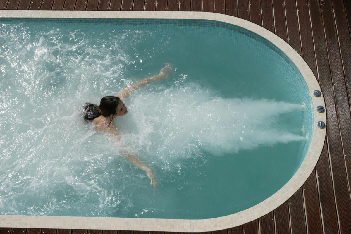 Comment nager dans un spa de nage ? - Guide-Piscine.fr