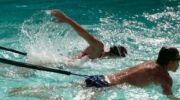 Nager avec un élastique de natation