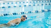 Nager avec une plaquette de natation