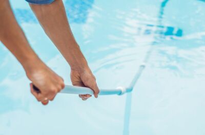 Nettoyage d’une piscine au balai