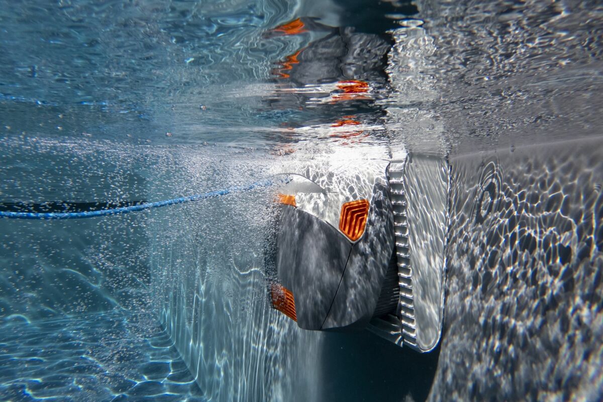 Le robot de piscine automatique pour un nettoyage autonome
