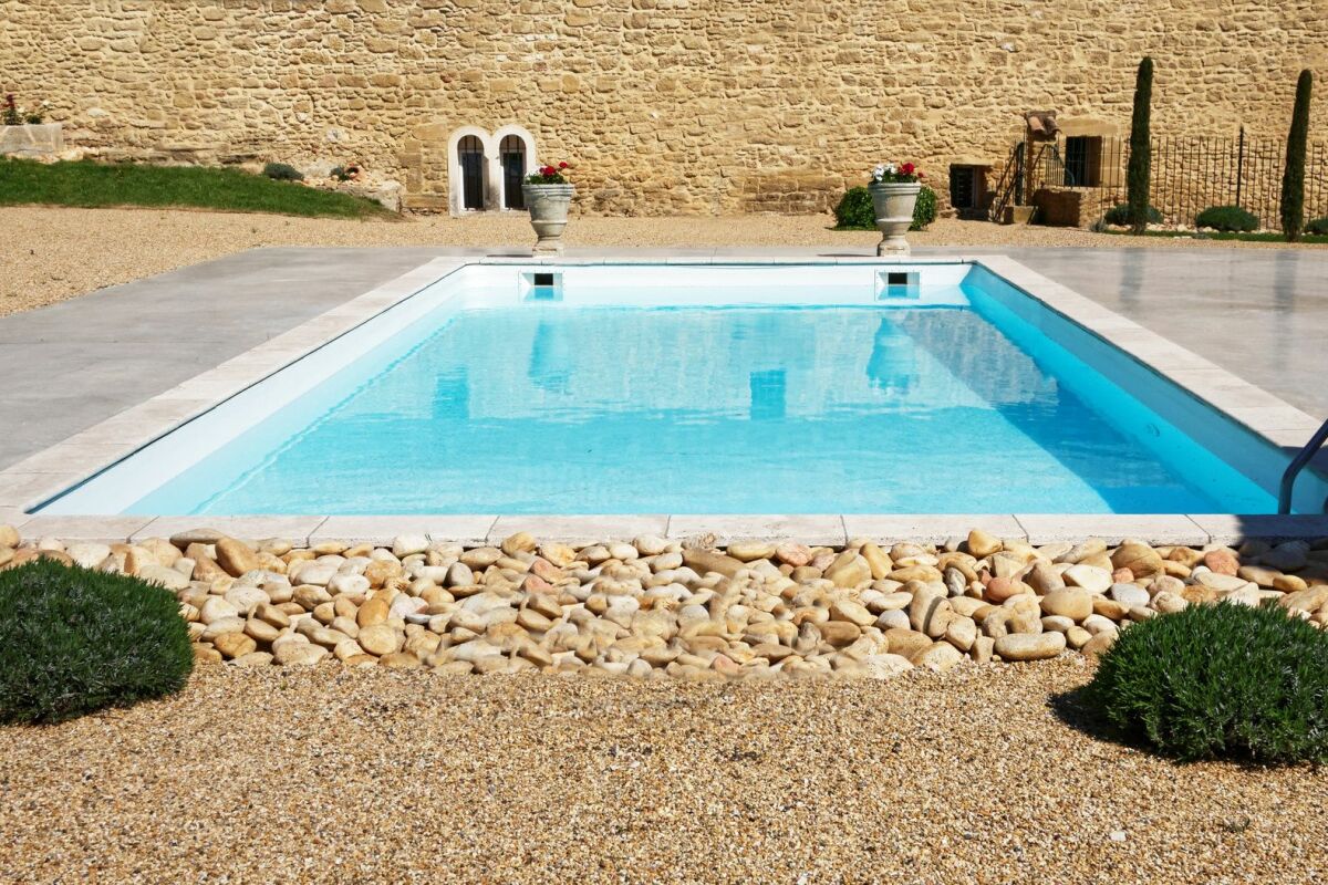 https://www.guide-piscine.fr/medias/image/nombre-de-skimmers-dans-une-piscine-26063-1200-800.jpg