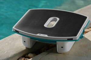 Maytronics lance le Dolphin Skimmi, son robot nettoyeur de surface pour piscine à énergie solaire