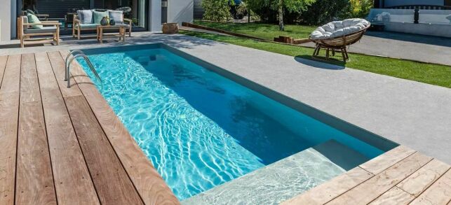 De taille mini ou familiale, les dimensions des modèles de piscines Slim Waterair sauront s’ajuster à vos envies ainsi qu'à l'étroitesse de votre jardin .