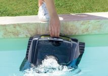 Nouveauté Zodiac® 2023 : robot de piscine sans fil FREERIDER™, la performance en toute liberté
