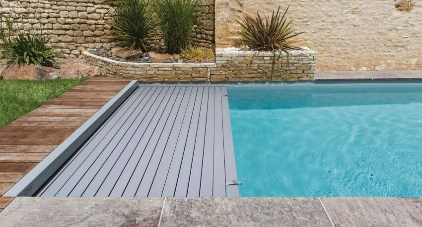 Nouvelles lames pour volets de piscine immergés : lames 84 PVC opaques, par DEL 