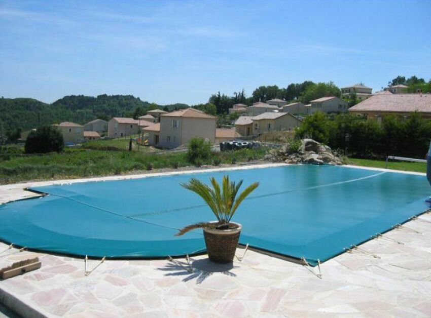 Optez pour une bâche de piscine sur-mesure et adaptée à chaque période de l’année 