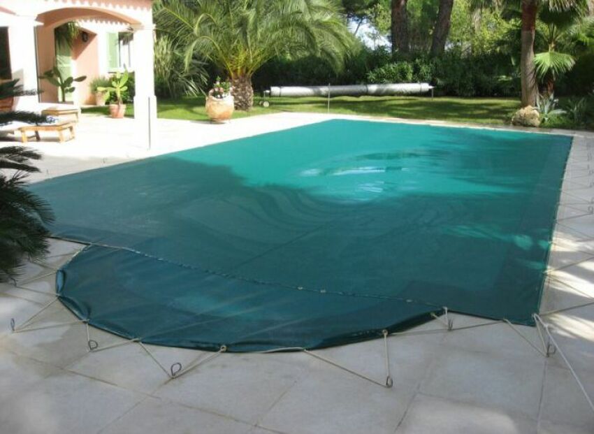 Optez pour une bâche de piscine sur-mesure et adaptée à chaque période de l’année 