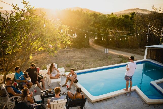 Organiser une pool party : déco, jeux, éclairages