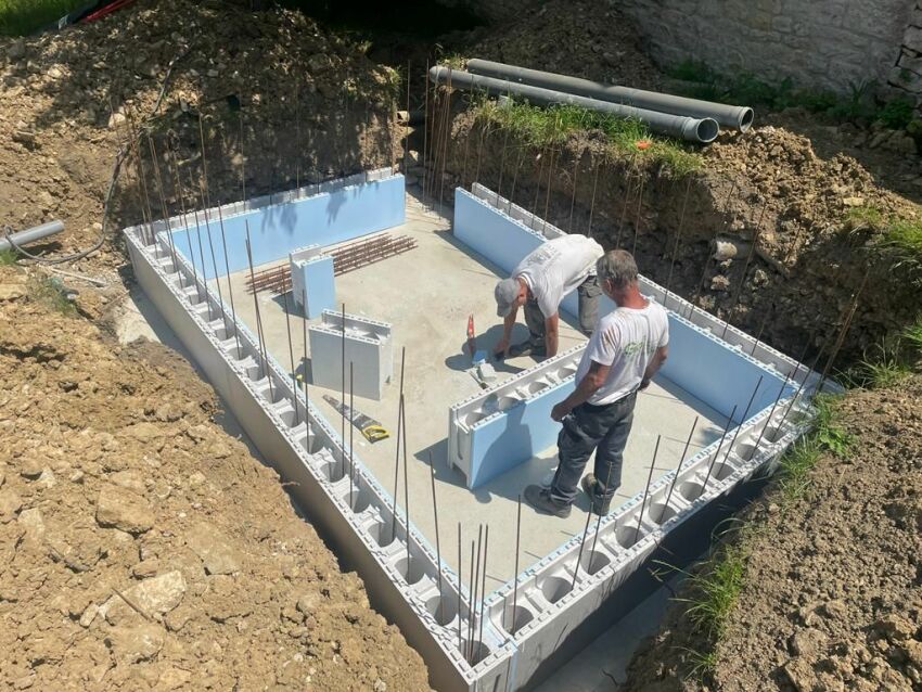 La construction d'une piscine rectangle à fond plat.&nbsp;&nbsp;