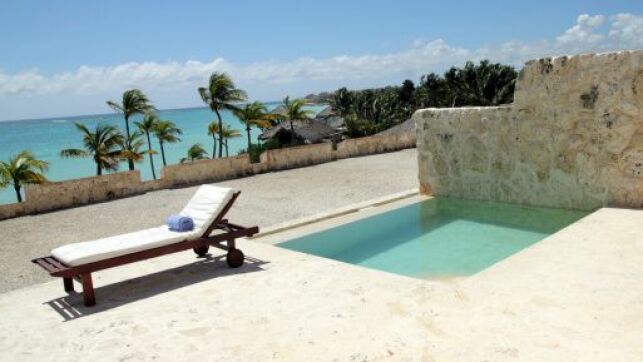 Une petite piscine enterrée est facile à installer sur les petites terrasses.