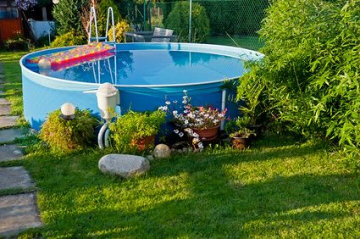 piscine hors sol sur pelouse