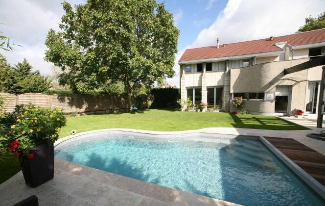 Photo 2 : Piscine avec escalier d'angle Carré Bleu © Carré Bleu