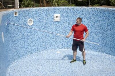 Pose des pièces à sceller dans une piscine