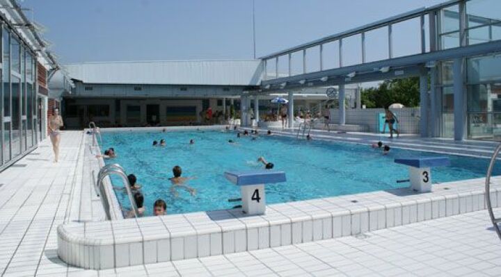 Piscine à Avoine : le bassin se découvre en été Piscine à Avoine : le bassin se découvre en été