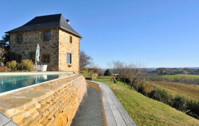 Piscine à débordement avec parois en pierre par L'Esprit Piscine © L'Esprit piscine