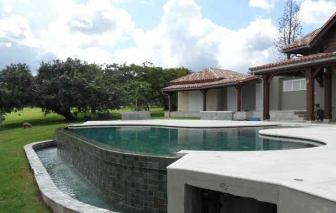 Piscine à débordement en Guadeloupe © Piscines Marinal