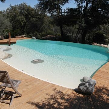 Piscine à débordement en béton par Piscines Marinal