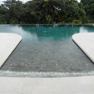 Piscine à débordement forme ronde par Piscines Marinal