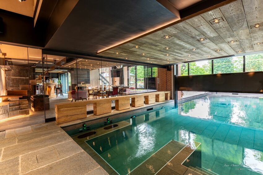 Piscine à fond plat intérieure avec accès direct sur l'extérieur 