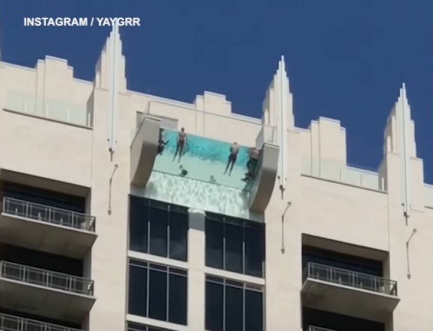 Piscine à fond transparent au dessus du vide à Houston, Texas&nbsp;&nbsp;