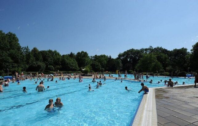 Bassin extérieur de la piscine à Heitersheim Bassin extérieur de la piscine à Heitersheim
