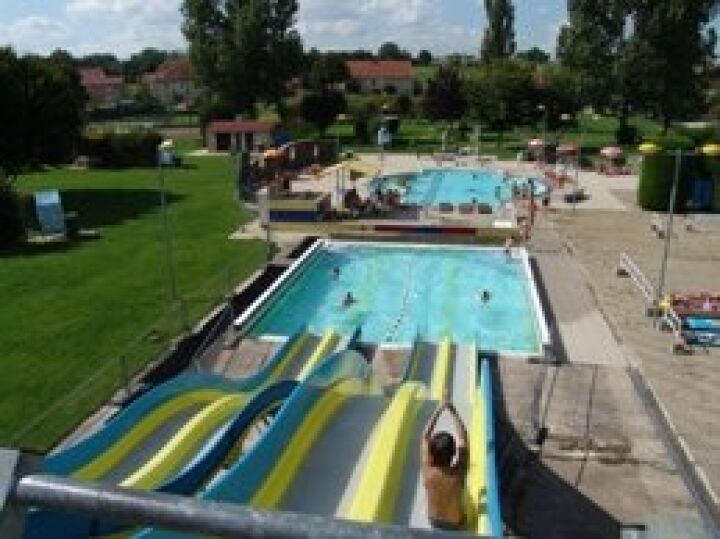 Le toboggan aquatique à la piscine à Noidans le Ferroux Le toboggan aquatique à la piscine à Noidans le Ferroux