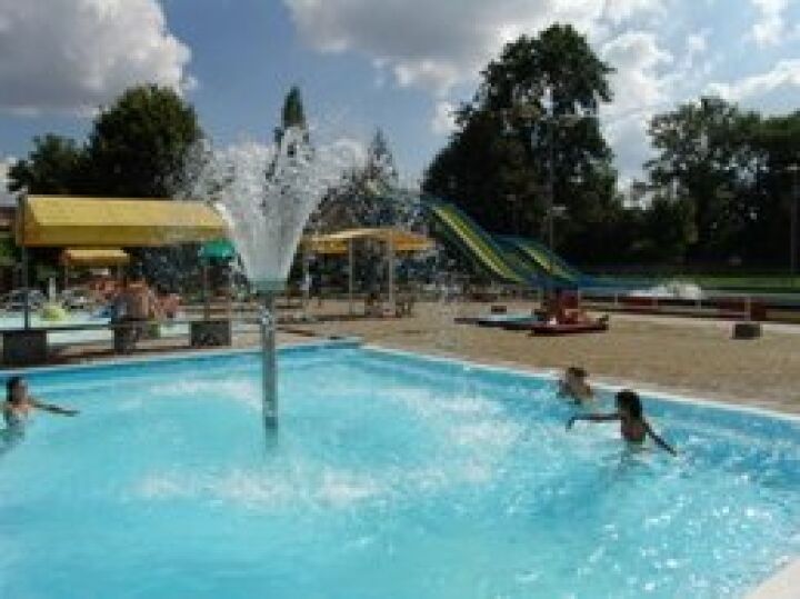 Le complexe aquatique des Jardins de l'Etang à Noidans le Ferroux Le complexe aquatique des Jardins de l'Etang à Noidans le Ferroux