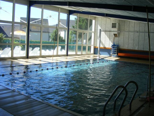 Le bassin couvert de la piscine à Patay